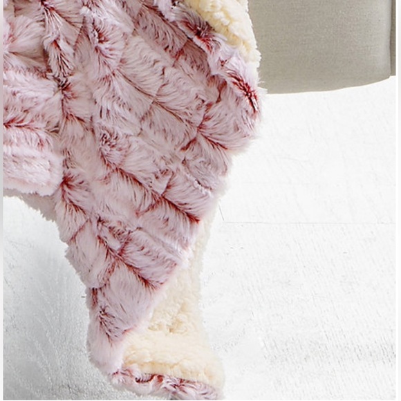 Blue Ridge Elle Home Reversible Sherpa to Faux Sherpa Tie Dye Throw Pink. New! - Picture 2 of 3